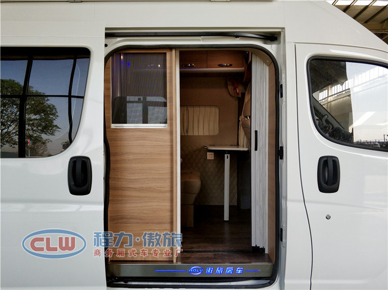 傲旅房車白色東風(fēng)御風(fēng)B型房車奔馳座椅