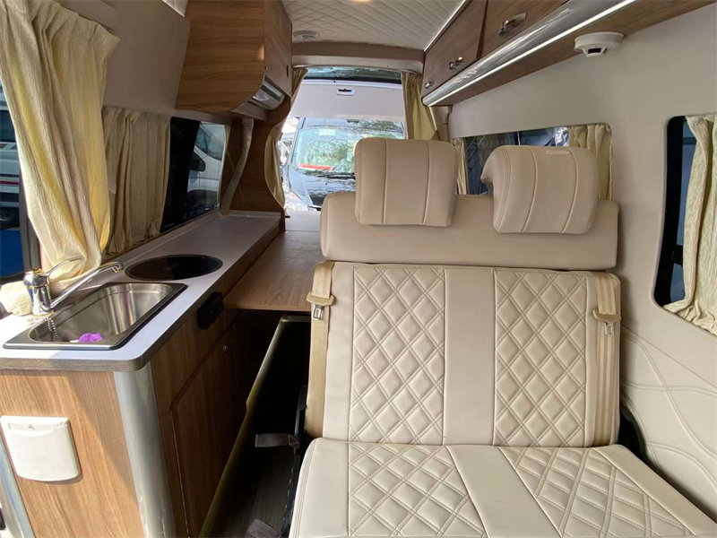 金旅海獅短軸中頂B型房車