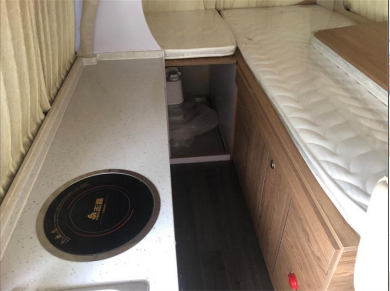 金旅海獅短軸中頂B型房車