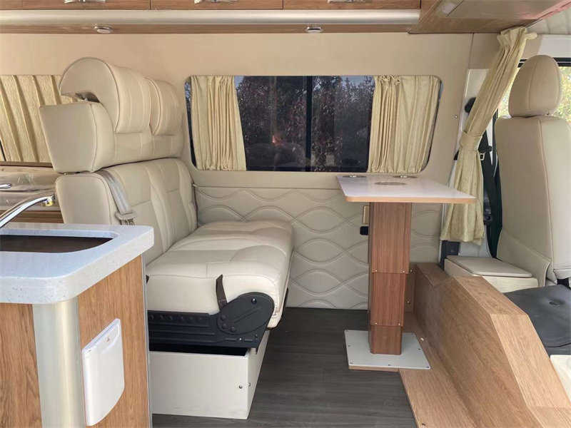 金旅海獅短軸中頂B型房車