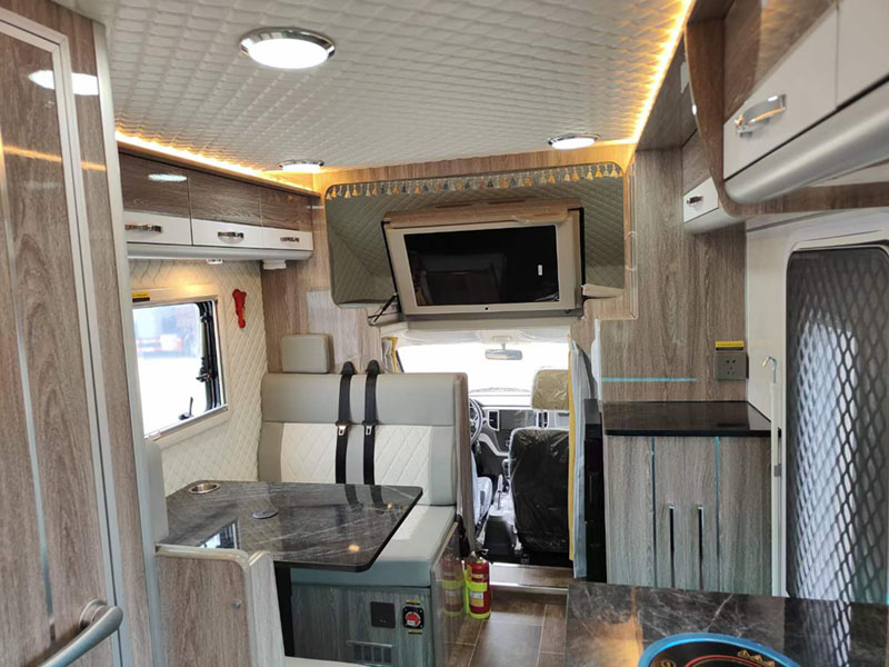 凱馬駿航2.0汽油C型房車廠家直銷高性價(jià)比